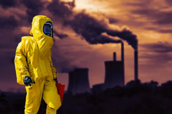 Pohled Kouření Uhelné Elektrárny Mužů Ochranný Protichemický Oblek — Stock fotografie