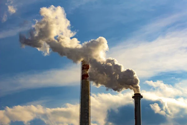 曇り空と煙突から煙が産業 — ストック写真