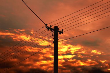 Elektrik enerjisi pilon ve gün batımında teller.