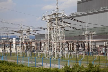 Bulutlu gökyüzü üzerinde yüksek gerilim güç trafo merkezi