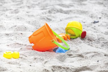 bir kum üzerinde plastik oyuncaklar renk kümesi