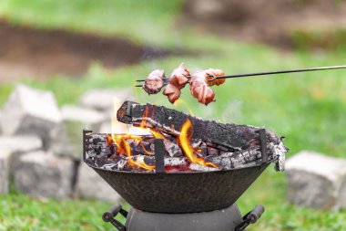 Sosis yanıyor kavurma yaz. Hızlı yemek.