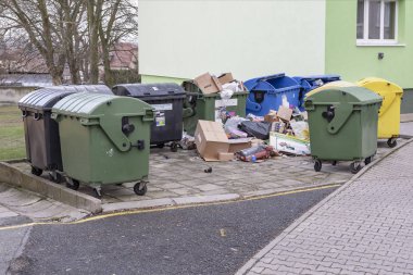 CZECH Cumhuriyet, CHLUMCANY, 25 HAZİRAN, 2019: Şehirde ev atığı dolu çöp bidonları 