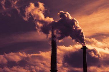 Endüstriyel duman bacaları gün batımında