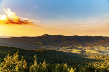 Milli park Bayerische Wald Yaz manzara, Milli park Bavyera orman, Almanya'da dağ Grosser Osser görünümü. Gün batımı gökyüzü.