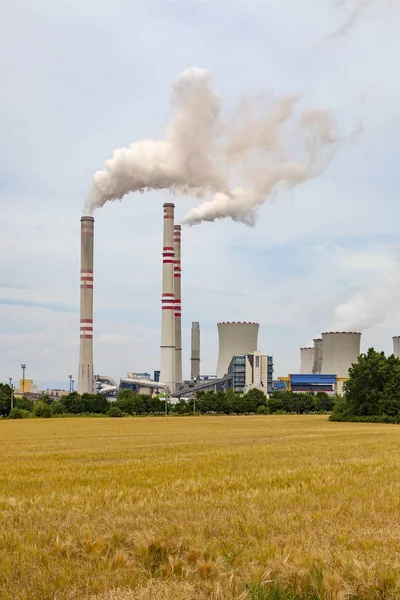 Uhelná Elektrárna Znečišťuje Životní Prostředí Komíny Kouří Směrem Obloze — Stock fotografie
