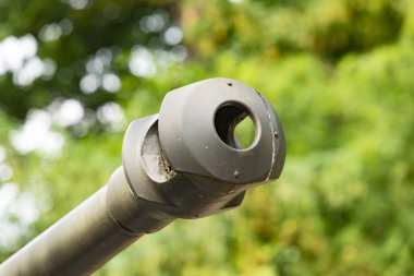 Yeşil arka plandaki tank topunun yakın çekim