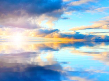 Gölün üzerinde gün batımı gökyüzü