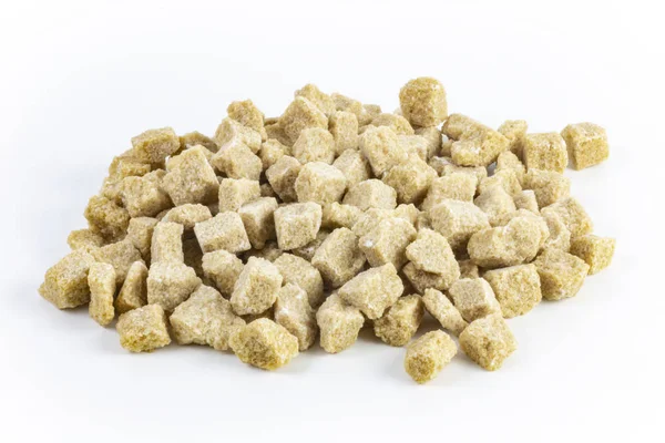 Beyaz arka plan üzerinde kahverengi şeker kamışı