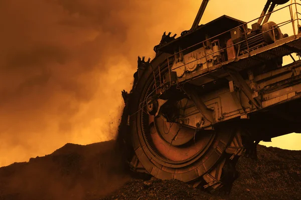 日落时分煤矿的巨型铲斗轮挖掘机 — 图库照片