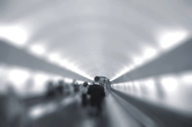 Metro, Yürüyen merdivenler çekimde insanlarda