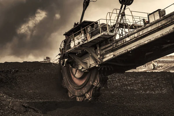 日落时分煤矿的巨型铲斗轮挖掘机 — 图库照片