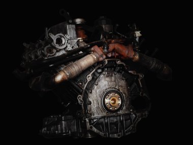 siyah arkaplanda araba motoru