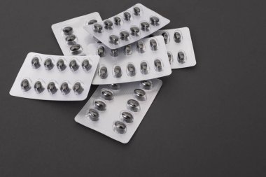 Siyah kağıt arka plan üzerinde plastik blister ambalajhap seti