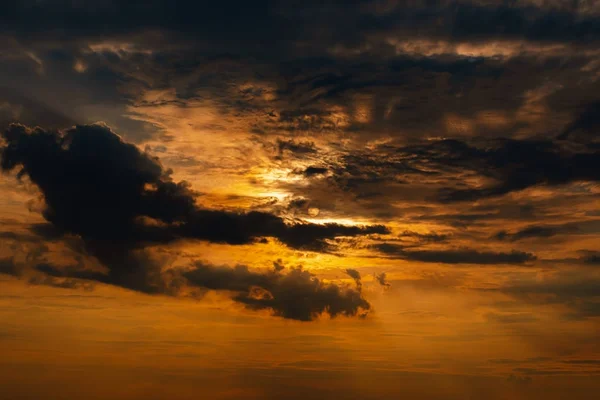 Oransje Solnedgang Himmel Med Skyer – stockfoto