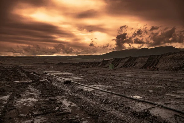 Verlaten Mine Beschadigde Landschap Erts Mijnbouw Avondrood — Stockfoto