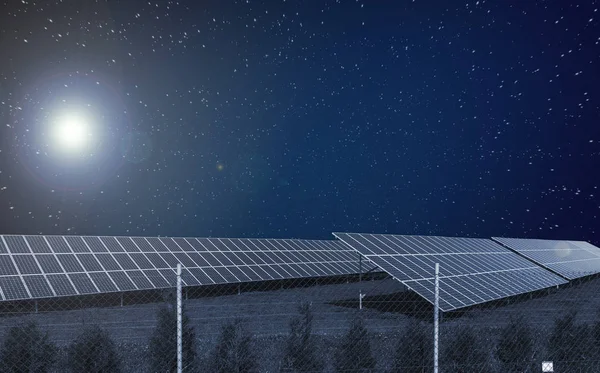 夜間の太陽エネルギーパネル — ストック写真