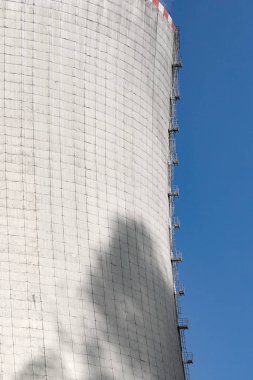 Bir nükleer santralin soğutma kulesi.