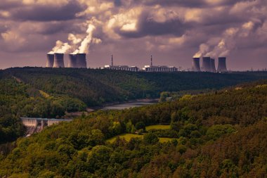 Çek Cumhuriyeti 'nin Avrupa' daki Dukovany nükleer enerji santrali. Gün batımı gökyüzü.