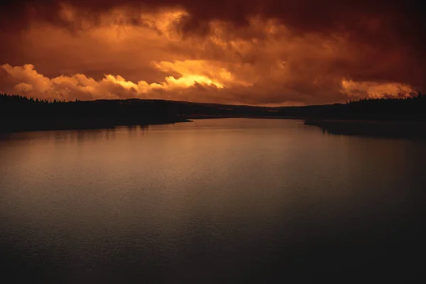 Scénický Pohled Barevný Západ Slunce Nad Jezerem — Stock fotografie