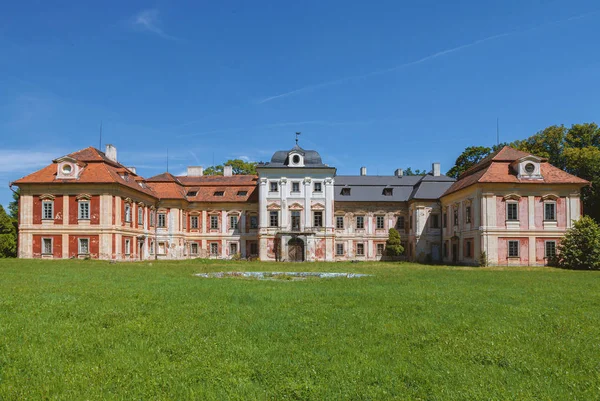 Ancien Château République Tchèque Pelouse Verte Avec Ciel Bleu — Photo