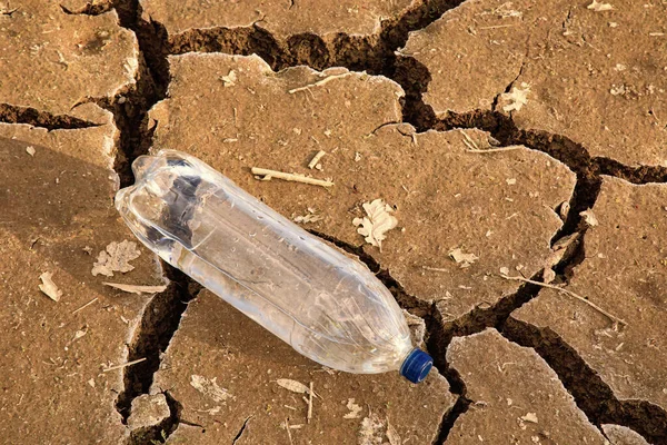 Una Botella Agua Suelo Seco Concepto Sed Deshidratación — Foto de Stock