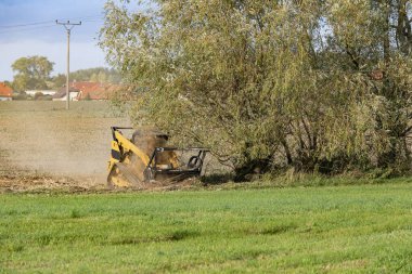 Tarladaki küçük buldozer ağaçları tahrip etti
