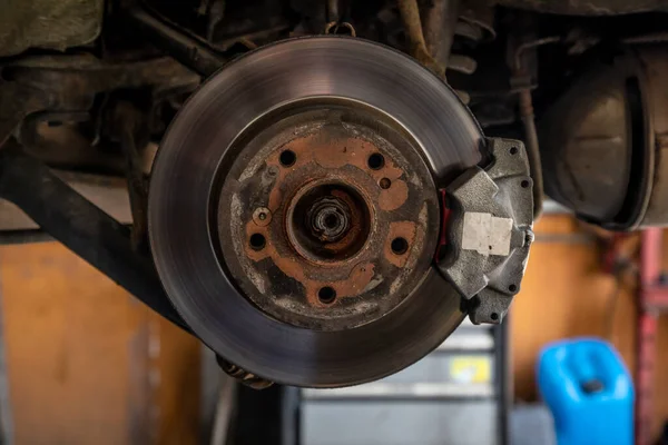 Servis Sırasında Arabanın Disk Freni Tutulmuş Otomobil Tamircisi — Stok fotoğraf