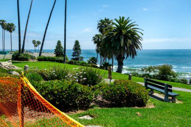 Pasifik Okyanusu manzaralı Laguna Sahili Heisler Park, CA, açık, güneşli bir bahar gününde. COVID-19 nedeniyle parkın geçici olarak kapatılması için turuncu koruyucu güvenlik bariyeri kuruldu..