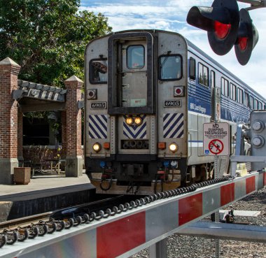 San Juan Capistrano, Kaliforniya 'daki tren istasyonundan kalkan banliyö treninin vagonuna yakın çekim..