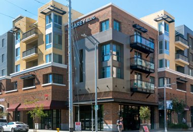 Los Angeles, CA / USA - 12 Nisan 2019: Los Angeles şehir merkezinin seçkinleştirilmesi ve kentleşmesinin bir parçası olan yeni tuğla ve sıva Garey Bldg 'in sokak manzarası. Burası zemin katında dükkanları ve kafeleri olan bir apartman..