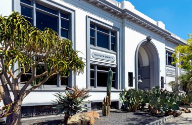 Los Angeles, CA / USA - 12 Nisan 2019: Los Angeles şehir merkezinde bir sanat galerisinin girişi. Bu, Los Angeles şehir merkezinin seçkinleştirilmesine ve eski bir un değirmeninin sanat galerisi olarak yeniden kullanılmasına bir örnektir.. 