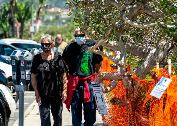 Laguna Beach Usa Mayıs 2020 Kendilerini Koronavirüsten Korumak Için Maske — Stok fotoğraf