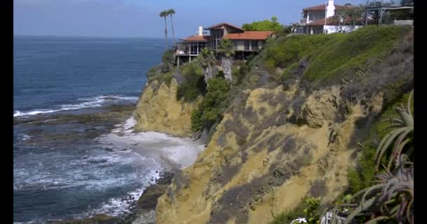 Impresionantes Vistas Océano Acantilado Inclinándose Desde Las Casas Cima Del — Vídeo de stock