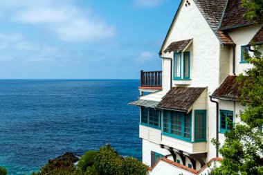 Laguna Beach, CA / USA - 09 / 02 / 2020: Bir zamanlar Bette Davis 'e ait olan ve tarihi bir yapı olarak kaydedilen Wood' s Cove 'daki görkemli okyanus manzaralı 1929 İngiliz Tudor tarzı evinin dışı.