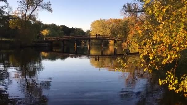 Scenic Concord River Late Namiddag Herfst Met Old North Bridge — Stockvideo