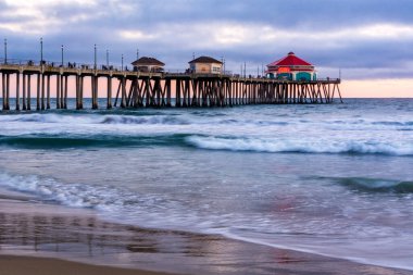 Huntington Sahili, CA / USA - 27 Mart 2019: günbatımında Huntington Sahili İskelesi 'nin deniz manzarası. Rubys Diner iskelenin sonunda yer almaktadır ve turistler arasında popülerdir..
