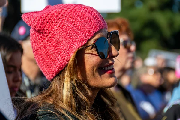 サンタアナ Usa 2020年1月18日 大衆の中でピンクのプッシーとサングラスをかけて魅力的で笑顔に満ちた日焼けした白人女性のプロフィール Ocウィメンズ3月の政治スピーカーを聞いて — ストック写真