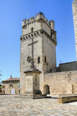 Kilise, Saint-Laurent des siperleri ve inşaat Bishop Jacques Deuze, gelecek Papa John Calle Avignon atfedilir zindan, bir kule ile donatılmış yüksek duvarlar tarafından takviye edilmiş Arbres,.