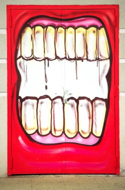 Laudun, Fransa - 08 Mayıs 2014: Forum spor merkezi Laudun, Fransa'da kapı boyalı grafiti ağız. 