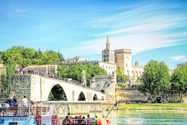 アヴィニョン フランス 2014 アヴィニョンの観光客のボート アヴィニョンの橋と 教皇の都市 アヴィニョンの教皇宮殿の写真を撮るフランス — ストック写真