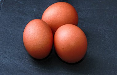 Üç siyah mazisi üzerine haşlanmış yumurta kahverengi 