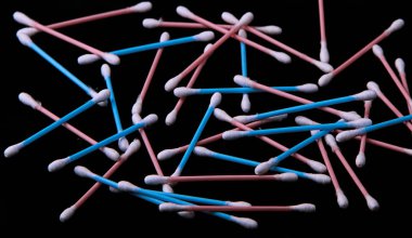 Siyah arka plan üzerinde renkli pamuk temizleme bezi