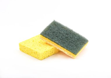 Mutfak süngerler yığını beyaz arka plan üzerinde