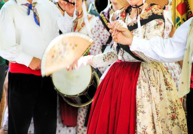 Geleneksel Ortaçağ Provencial elbise Provence sokakta dans giymiş insanlar