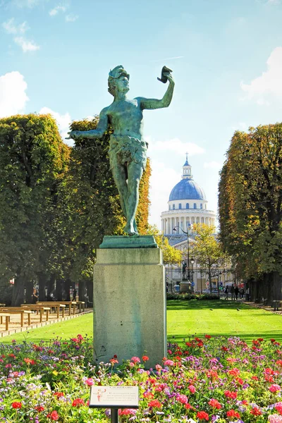 ルクセンブルク庭園パリのパンテオンの背景に対してギリシャの俳優 古代の像 フランス — ストック写真