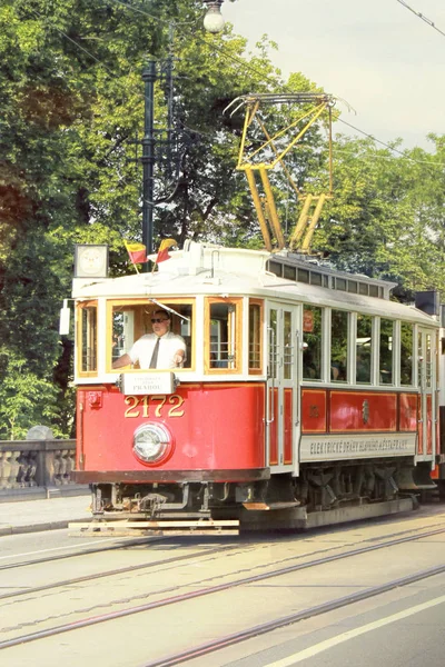 布拉格 捷克共和国 2016年6月04日 红色电车去老城在布拉格捷克共和国 布拉格历史中心面积866公顷 并于1992年加入教科文组织世界遗产名录 每年收到超过600万人次的游客 — 图库照片