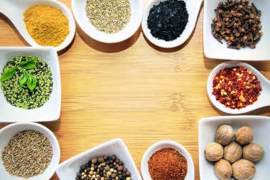 Baharat baharat ahşap masa arka plan üzerinde çeşitli