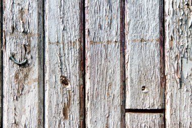 Eski ahşap plakalar kırık boya ile boyanmış.