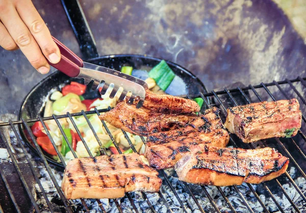 Rippchen Und Gemüsepfanne Auf Dem Grill — Stockfoto